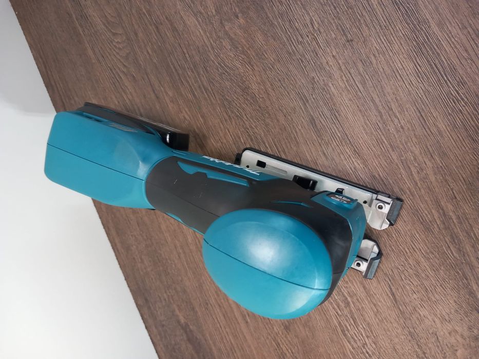 Vând fierăstrău pendular Makita DJV181