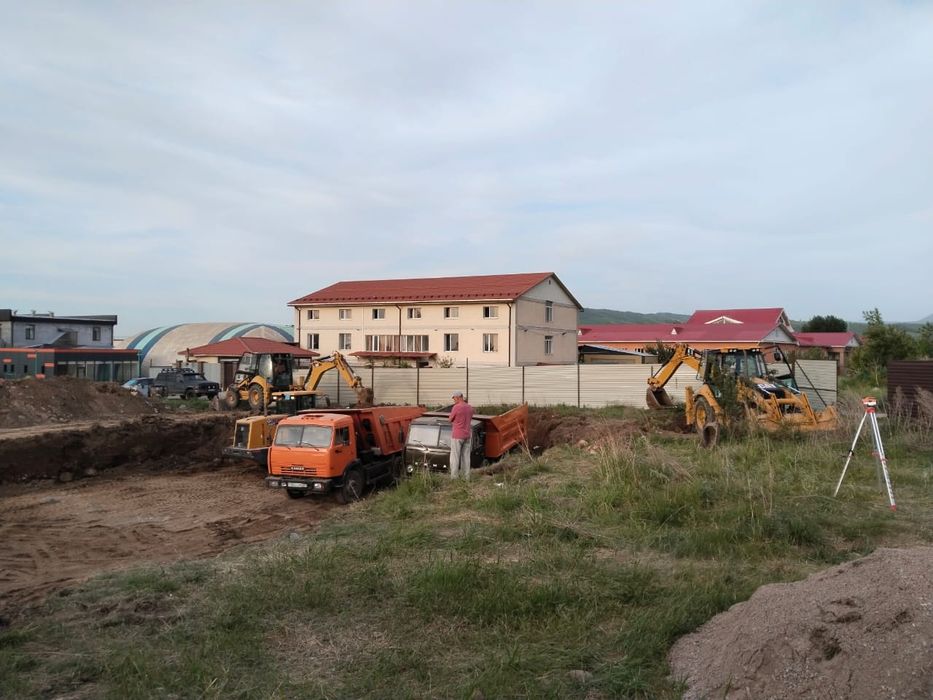 Экскаватор-погрузчик копаем котлован