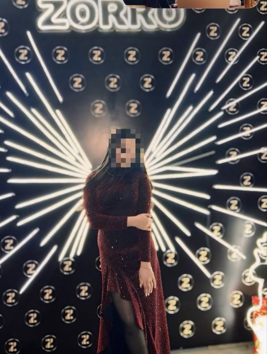 Продам красное платье с стразами