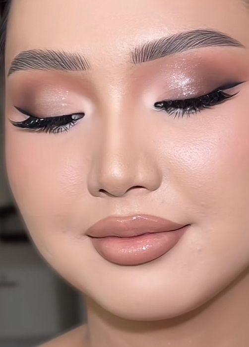 Макияж 4000тг сығанақ 2 салон Алтын қайшы