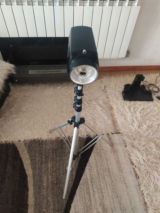 Студийна светкавица + стойка FalconEyes  SS-110F