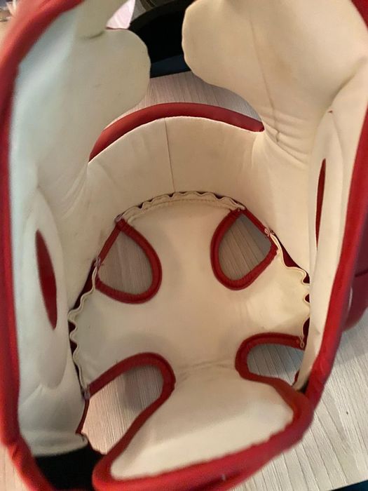 Шлем и боксёрские перчатки