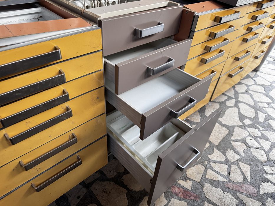 Rafturi , birouri tip banc de lucru , sertare , noptiere