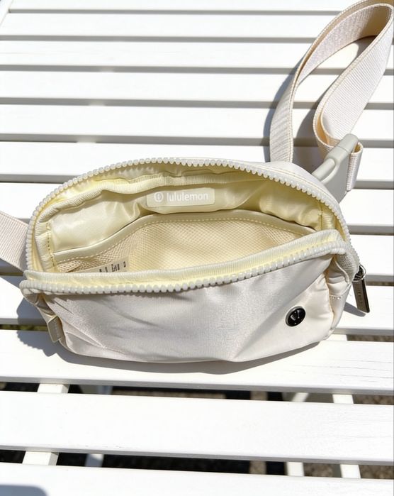 Borsetă Lululemon Everywhere Belt Bag - Crem / Alb