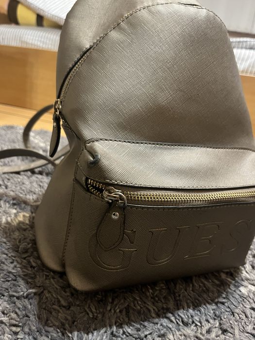 Раница на марката Guess