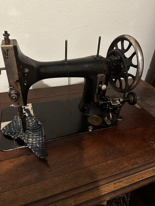 Masina de cusut Victoria