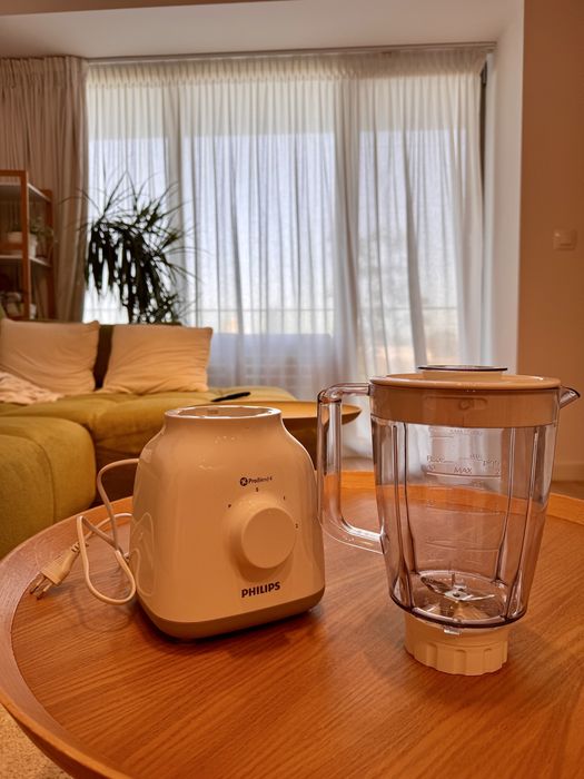 Vând blender Philips Daily Collection Blender 400W, în stare foarte bună, perfect funcțional