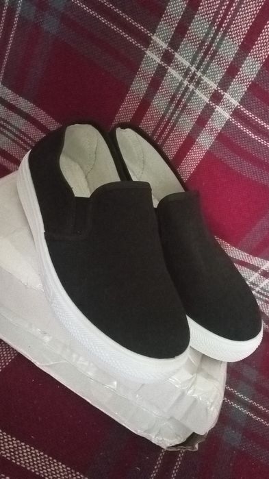 Продам женский кроссовки