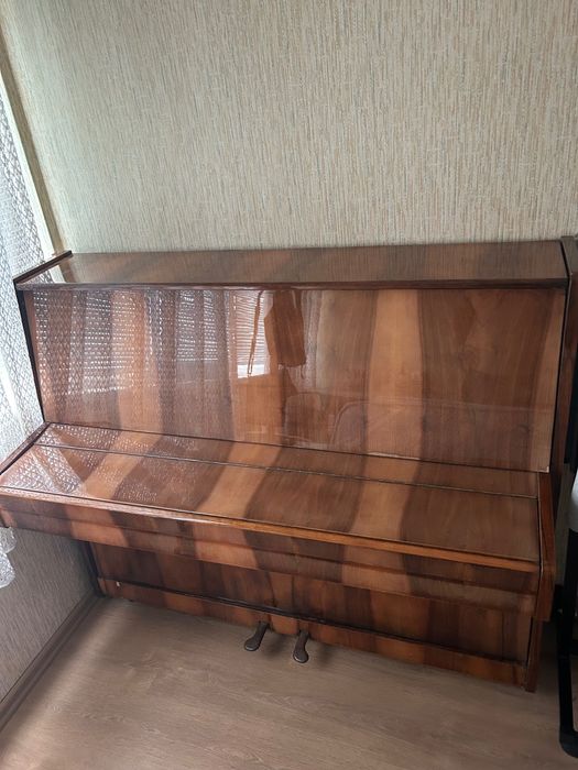 Подарявам пиано марка “ Заря”