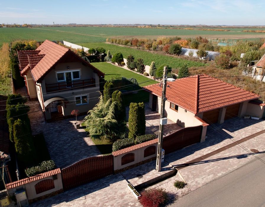 Casa impresionanta  de vanzare cu teren 2700mp In Madaras