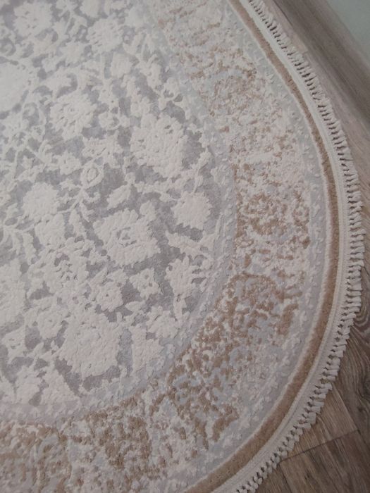 Светлый овальный ковер!