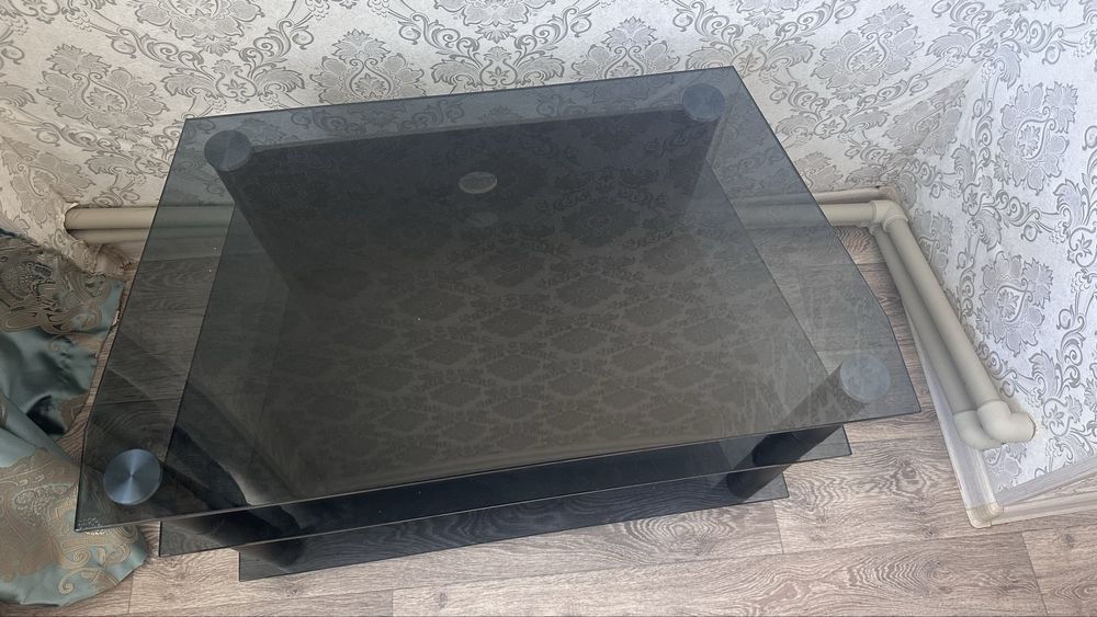 Продается тумба стеклянная под телевизор