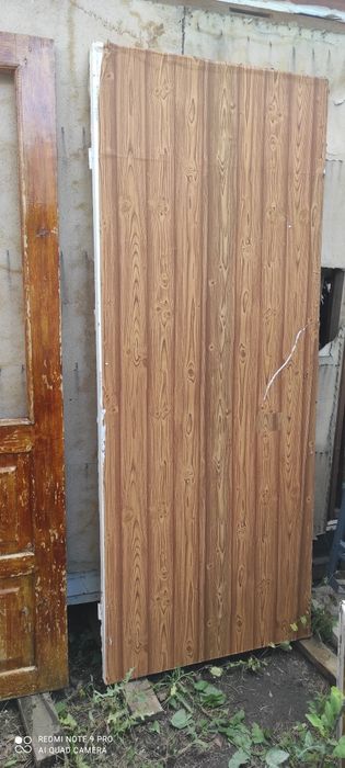 Деревянные двери.