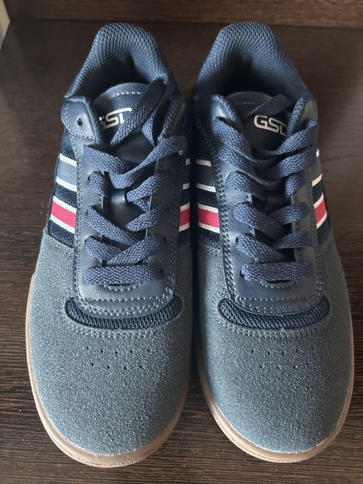 Продам обувь тенниски для мальчика