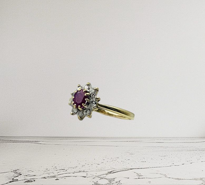 Златен пръстен с диаманти и рубин