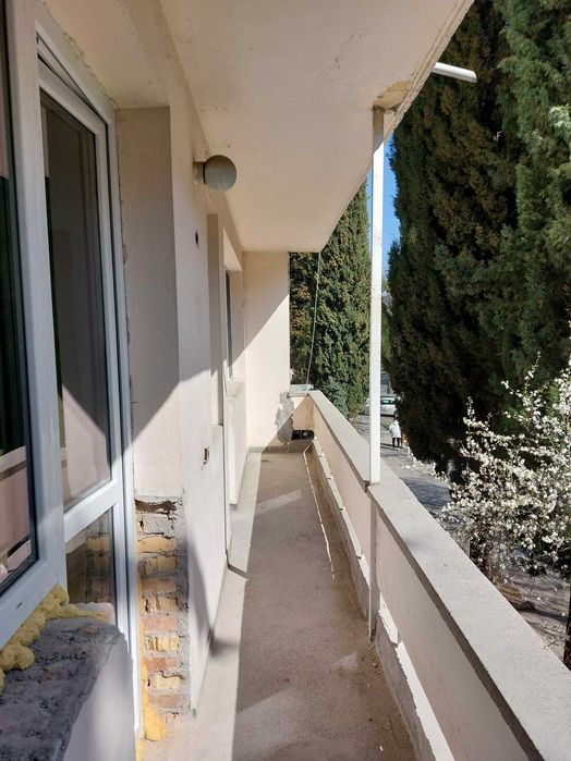 Продава тухлен апартамент с две спални всекидневна и бокс в центъра