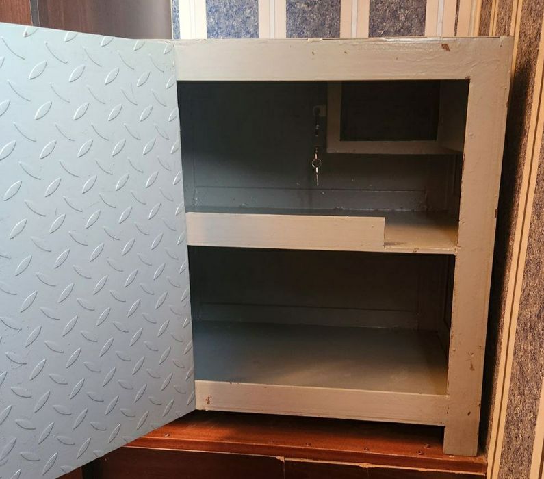 Сейф железный советский.