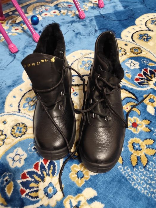 Продаю новую спец обувь