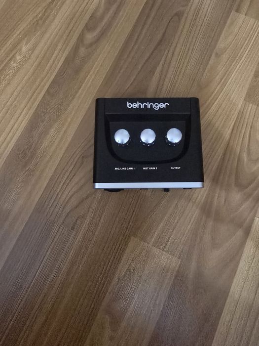 Срочно почти новое:аудиокарта Behringer U-Phoria UM2 и наушники HPS300