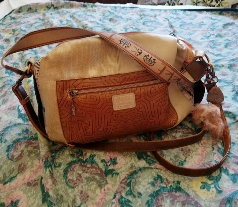 Продавам чанта Anekke