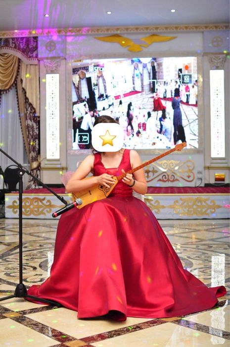 Шикарное вечернее атласное платье