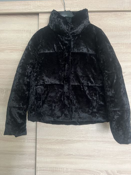 Велурен бомбър размер С , състоянието му е почти ново , черен цвят