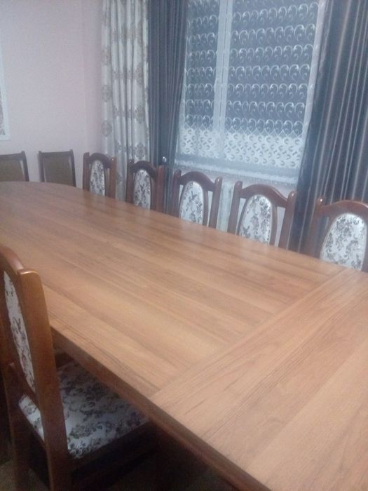 Деревянный стол и стулья