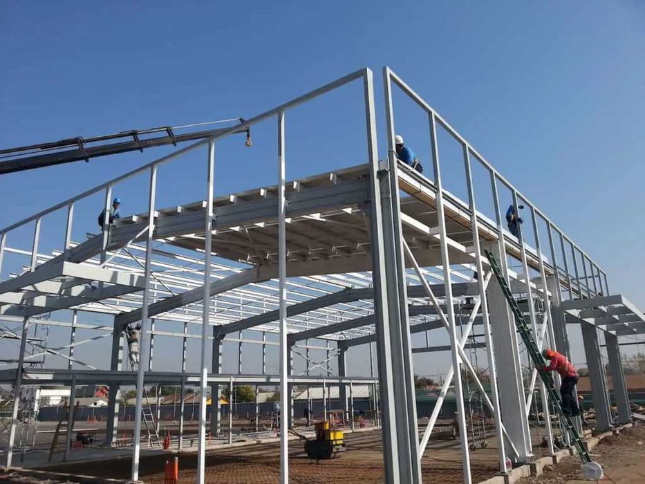 Бригада монтажников и сварщиков сварка ангар сэндвич панель навес