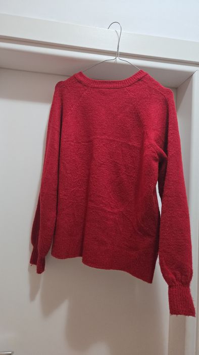 Pulover rosu cu nasturi la gat