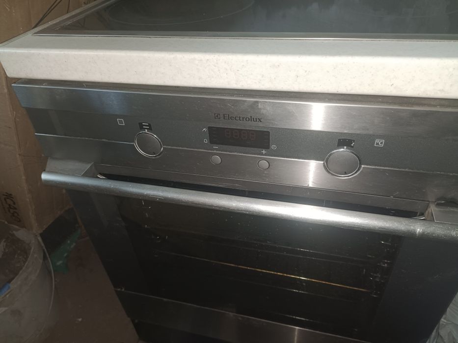 Встроенный плита и духовка.