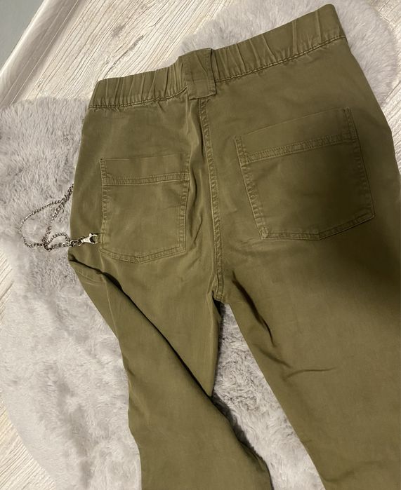 Карго панталон от Bershka с верига, която може да се маха. Размер 36