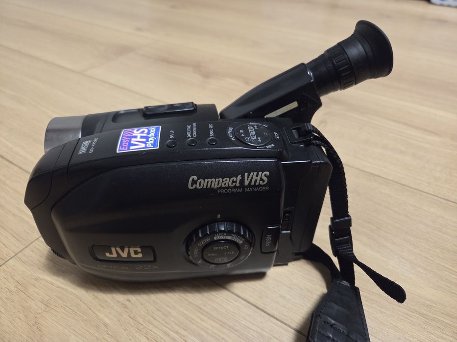 JVC VHS аналогова камера модел GR-AX280E с аксесоари