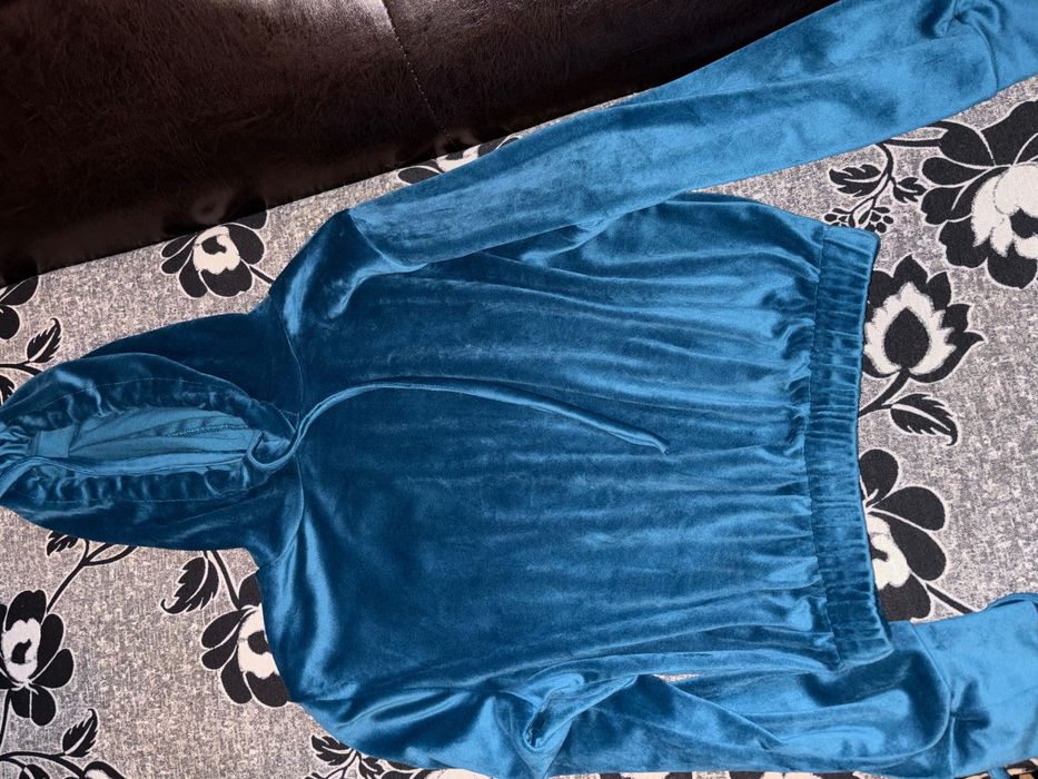 Vând trening damă catifea,mărimea Xs dar merge și S.