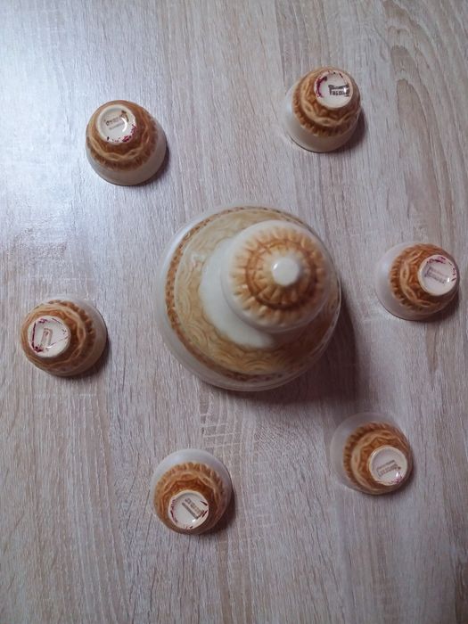 Set.portelan 6 canite+1 recipient..Pret.50 lei.