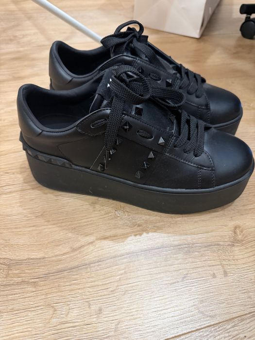 Черни кецове със стилни капси – като нови!