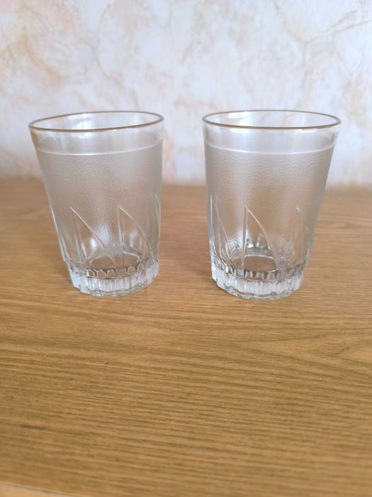 Чаши от стъкло с релеф