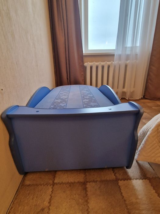 Детская кровать-машинка
