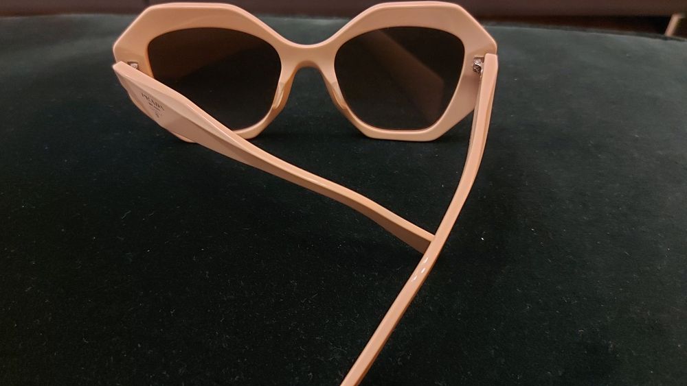 Vând ochelari Prada