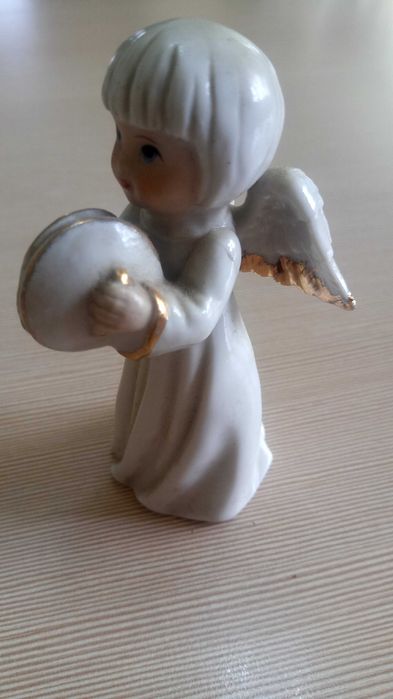 Комплект от два броя порцеланови статуетки и една стъклена кошничка.