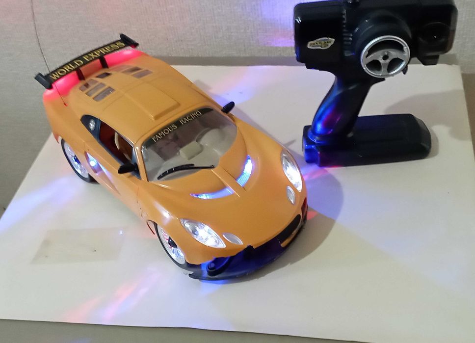 Радиоуправляемая  автомобиль,  размеры 34×16 см.