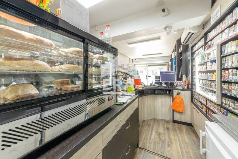 Оборудван, разработен, партерен магазин за продажба, с лице на оживена