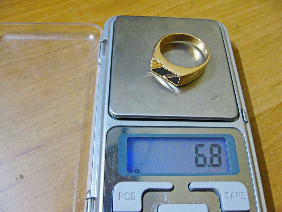 Перстень (золото 585 пробы) с черным камнем.