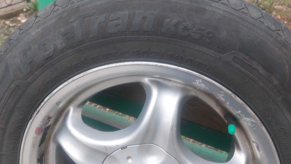 Продавам алуминиеви джанти с летни гуми.