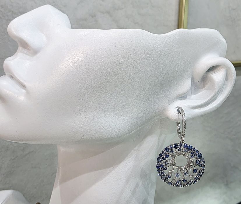 Элегантные серьги с сапфирами и бриллиантами