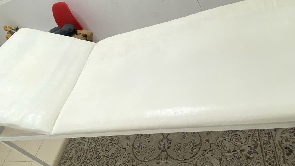 Кушетка,стол,стулья,шкаф