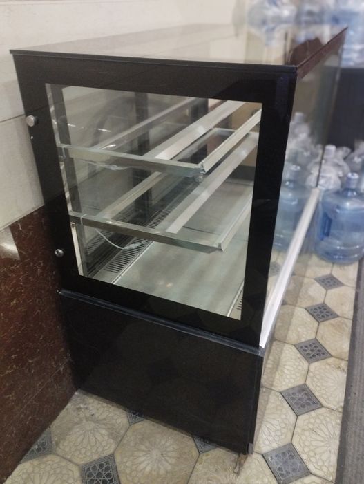 Продается витринный холодильник