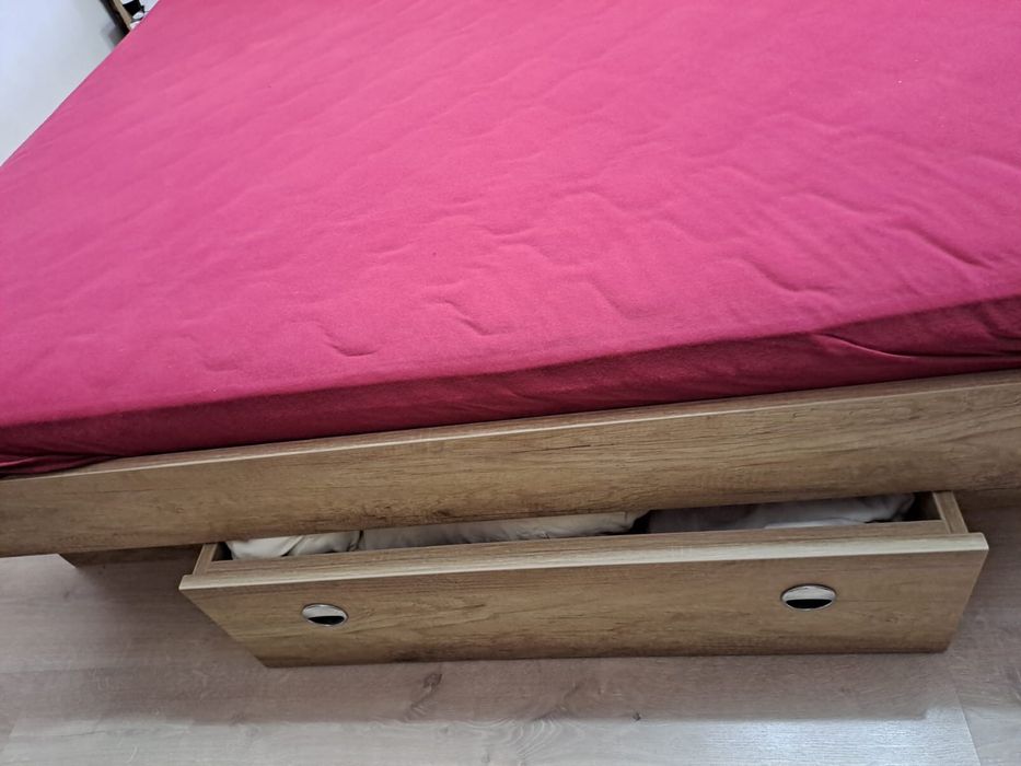 Urgent! Pat 180x200 cu depozitare