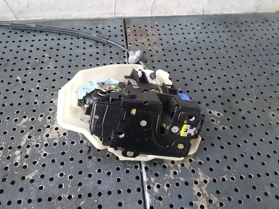 Broasca usa stanga spate vw golf 5 1k