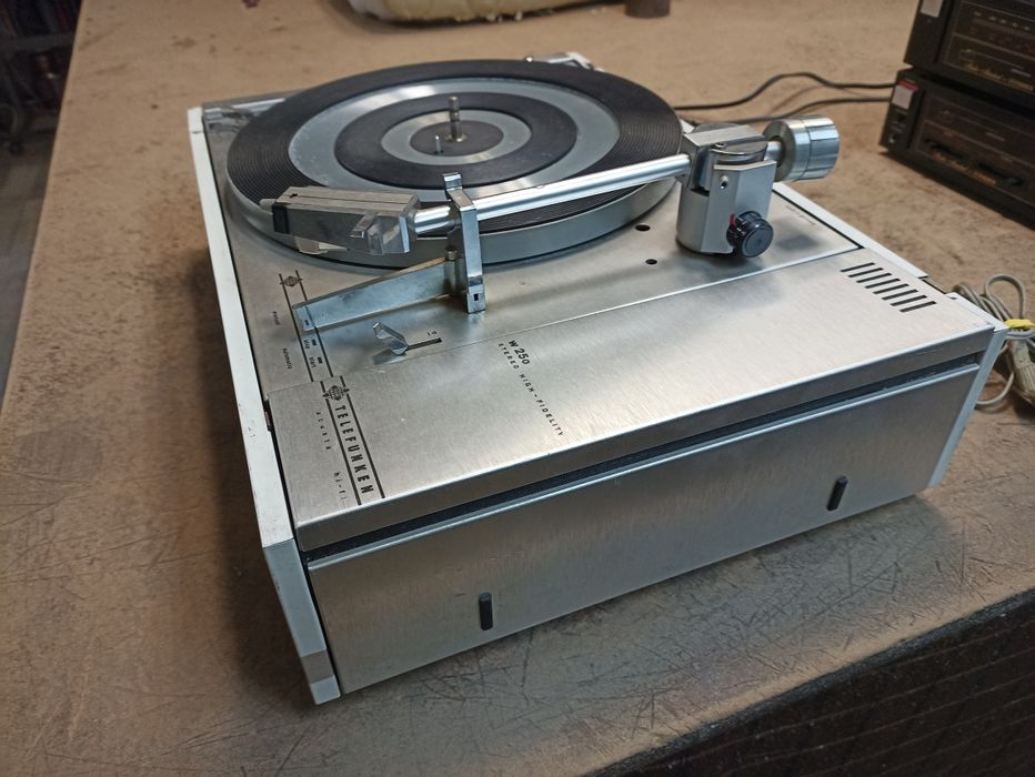 Грамофон + един за подарък