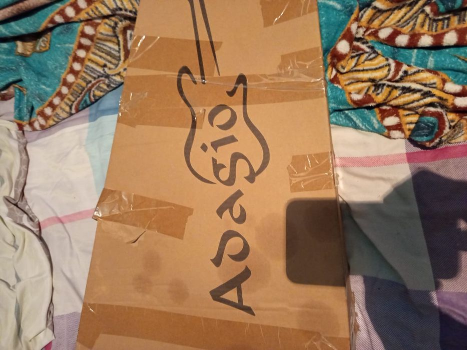 Продам гитару новую